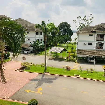 Comfy Haven Master Bedroom Lake View With Free Wifi & Free Parking Cyberjaya Bagian luar foto