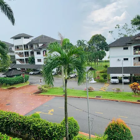 Comfy Haven Master Bedroom Lake View With Free Wifi & Free Parking Cyberjaya Bagian luar foto