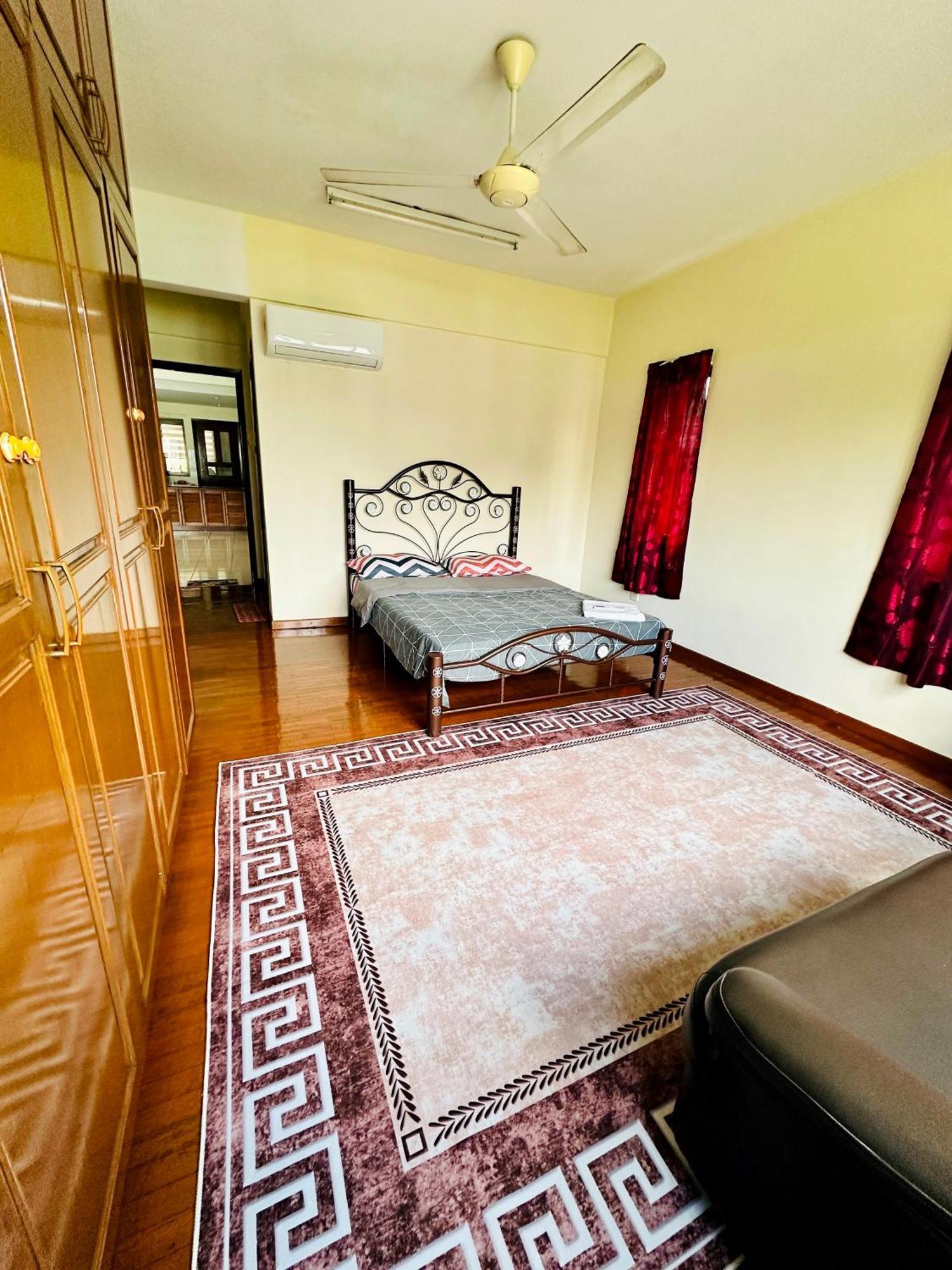 Comfy Haven Master Bedroom View With Free Wifi & Free Parking *