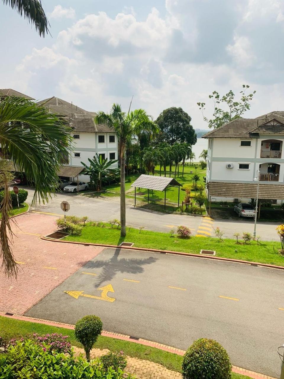 Comfy Haven Master Bedroom View With Free Wifi & Free Parking *