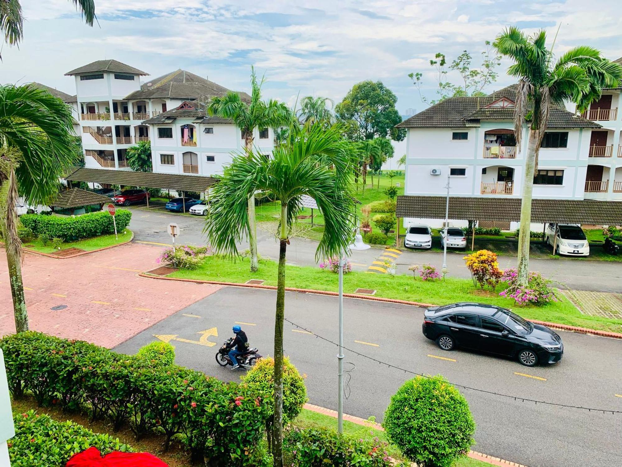 Comfy Haven Master Bedroom View With Free Wifi & Free Parking Apartment *