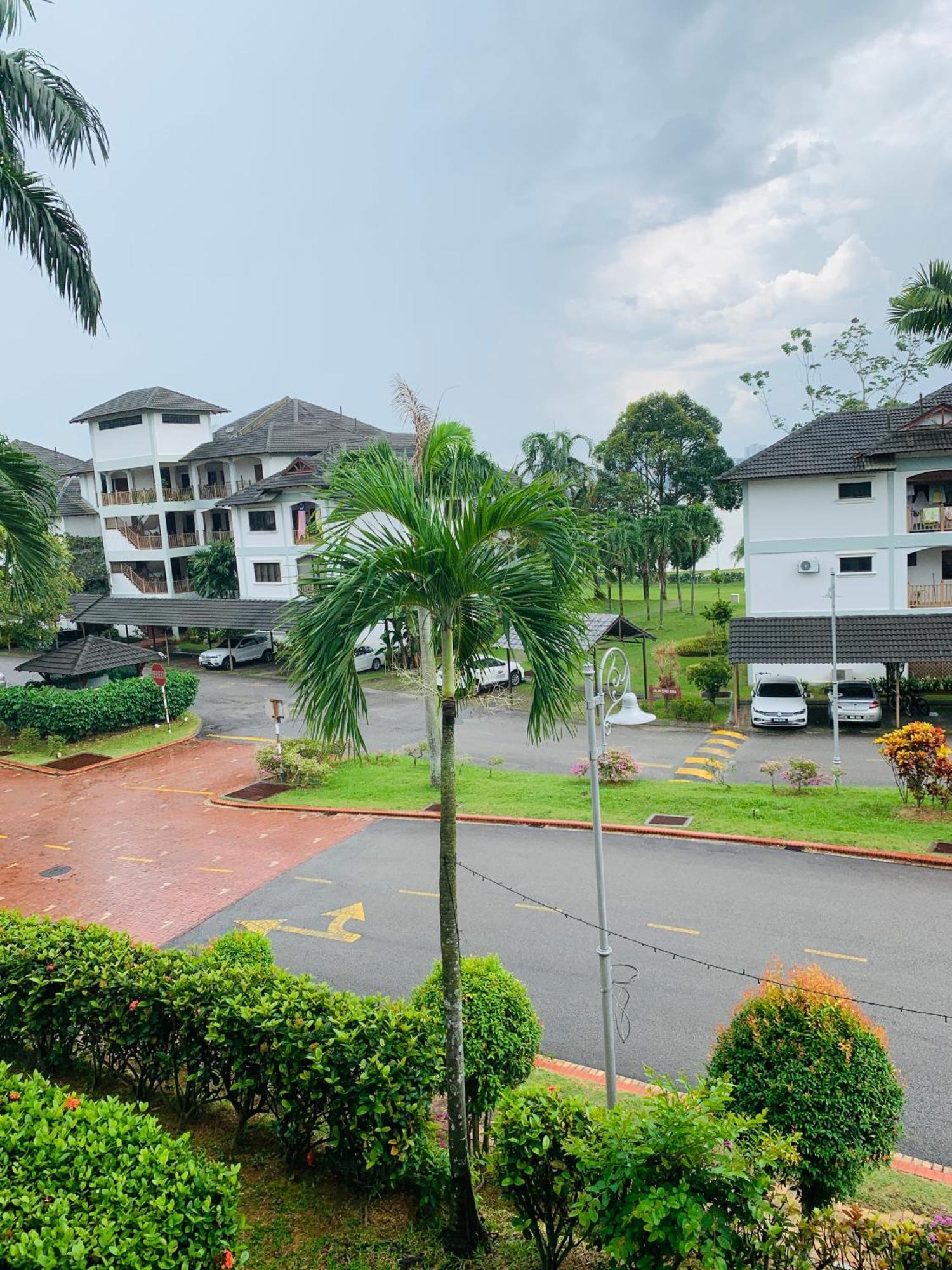 Comfy Haven Master Bedroom View With Free Wifi & Free Parking Cyberjaya